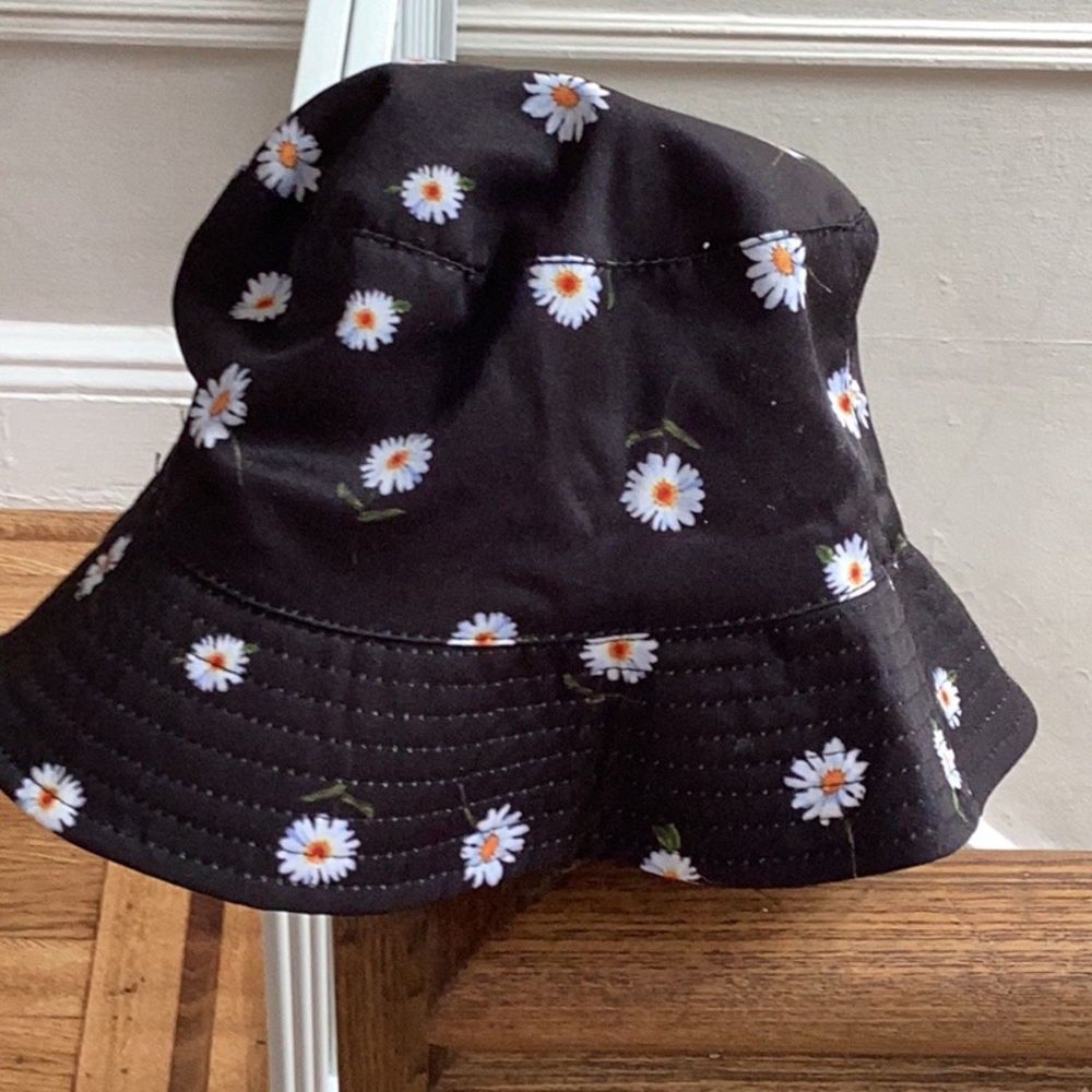 Daisy bucket hat